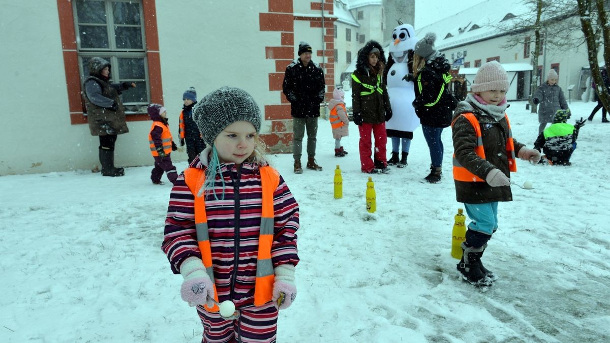 Schneemanntag auf der Osterburg. Dank des Neuschnees bot sich im Burghof eine idyllisch, winterliche Kulisse.