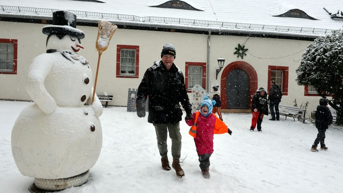 Seit 2011 wird der Welttag des Schneemanns am 18. Januar auf der Osterburg in Weida zu Ehren des coolen Typen begangen.