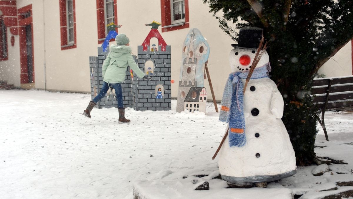 Schneemanntag auf der Osterburg. Dank des Neuschnees bot sich im Burghof eine idyllisch, winterliche Kulisse.