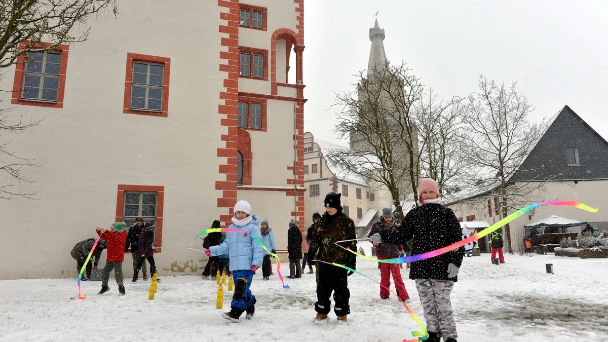 Schneemanntag auf der Osterburg. Dank des Neuschnees bot sich im Burghof eine idyllisch, winterliche Kulisse.