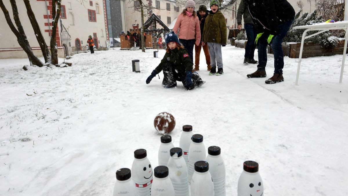 Schneemanntag auf der Osterburg. Dank des Neuschnees bot sich im Burghof eine idyllisch, winterliche Kulisse.