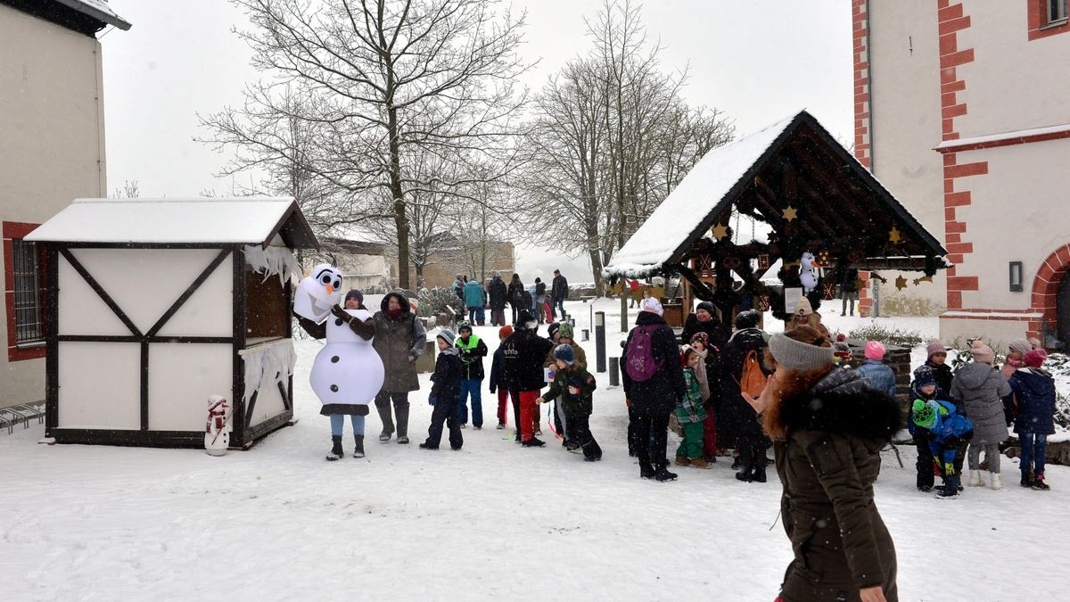 Schneemanntag auf der Osterburg. Dank des Neuschnees bot sich im Burghof eine idyllisch, winterliche Kulisse.