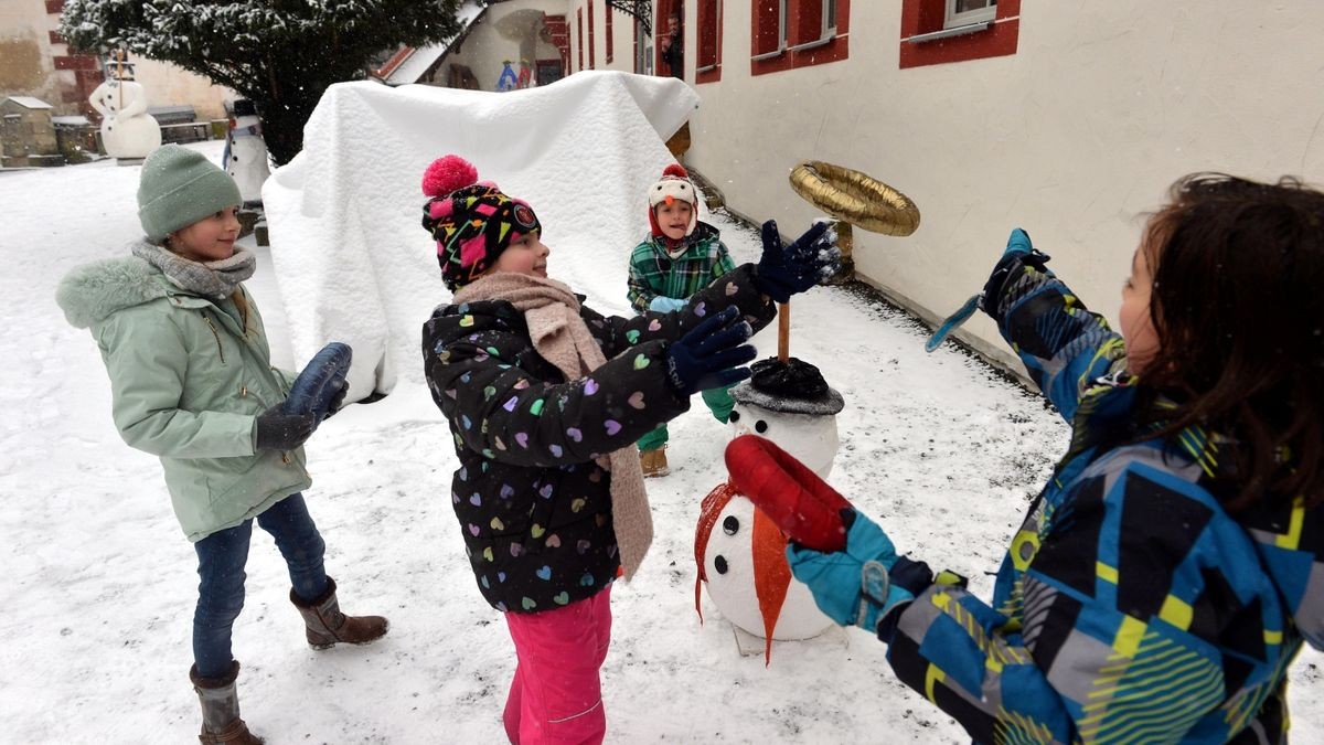 .... und haben beim bunten Programm, mit Schneeballlauf, Schneemannbüchsenwerfen, Schneemannbowling und vielem mehr, ihren Spaß.