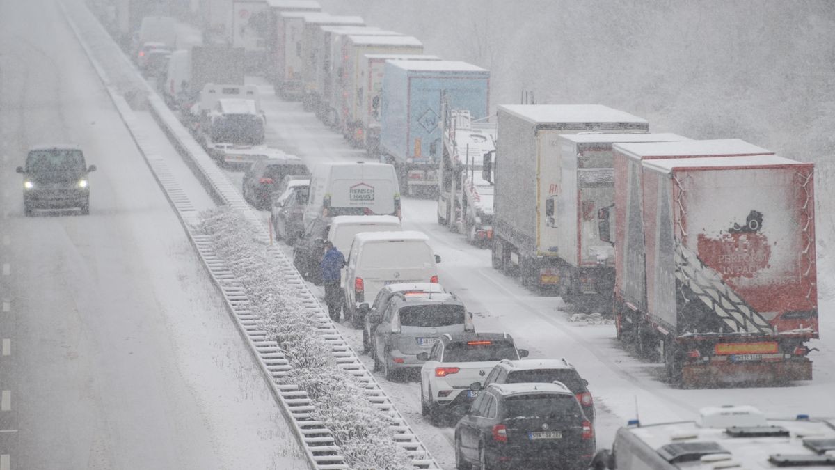 Ein kilometerlanger Stau hat sich am Vormittag auf der Autobahn 71 zwischen den Anschlusstellen Arnstadt-Nord und dem Erfurter Kreuz  gebildet.