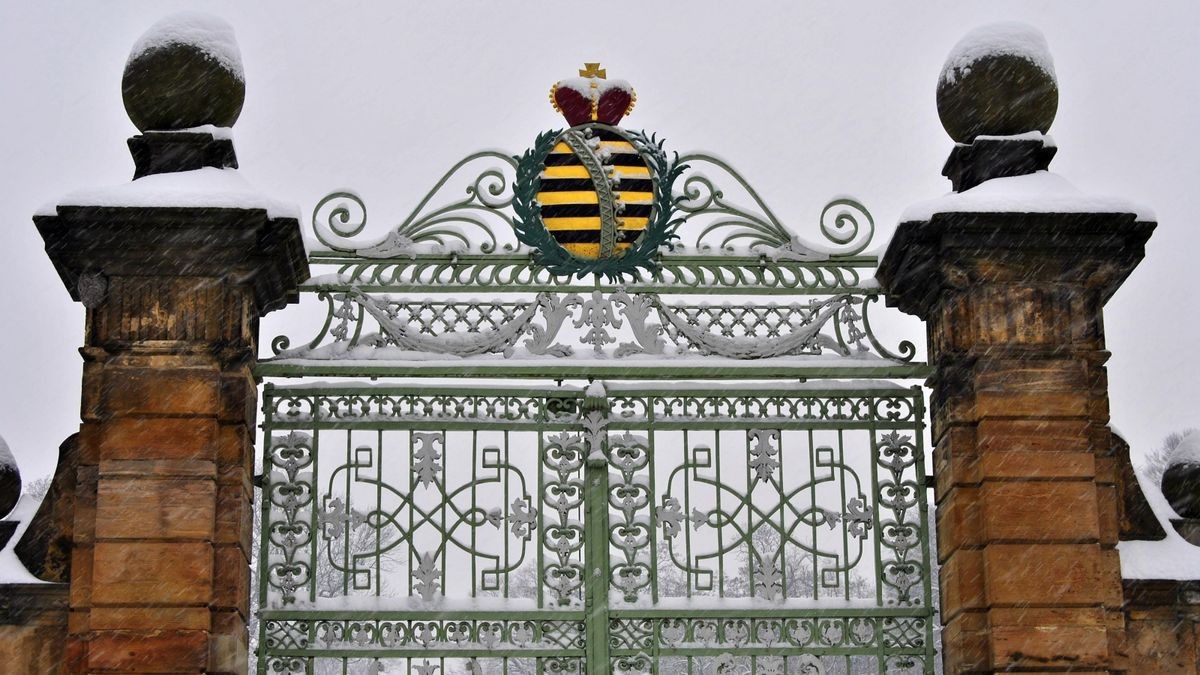 Das schneebedeckte Eingangstor zur Orangerie in Gotha.