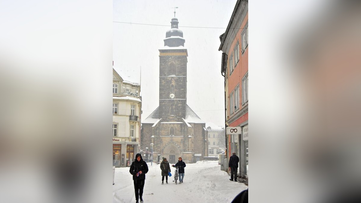 Blick aus der Marktstraße auf die schneebedeckte Margarethenkirche.