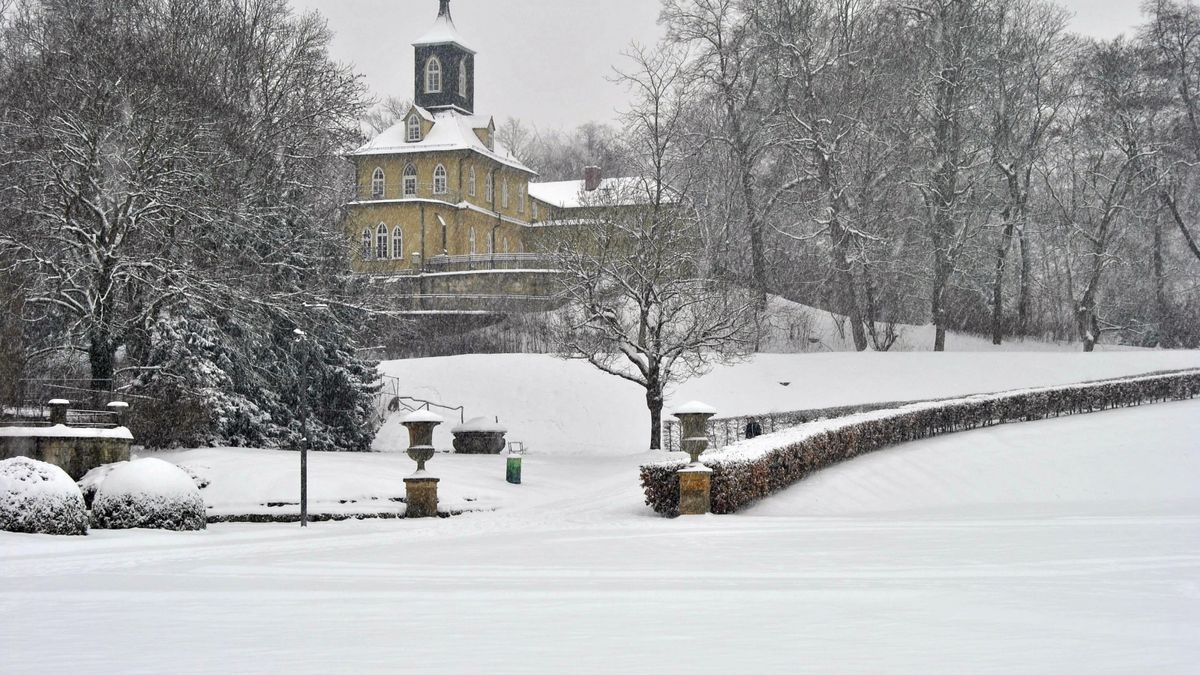 In Parks und der Orangerie in Gotha haben Menschen es schwer, durch den hohen Schnee zu kommen.