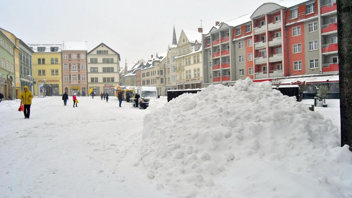 Manche kann auch der Schnee nicht abhalten: Händler trotzten dem Wetter und kamen wie gewohnt auf den Neumarkt.