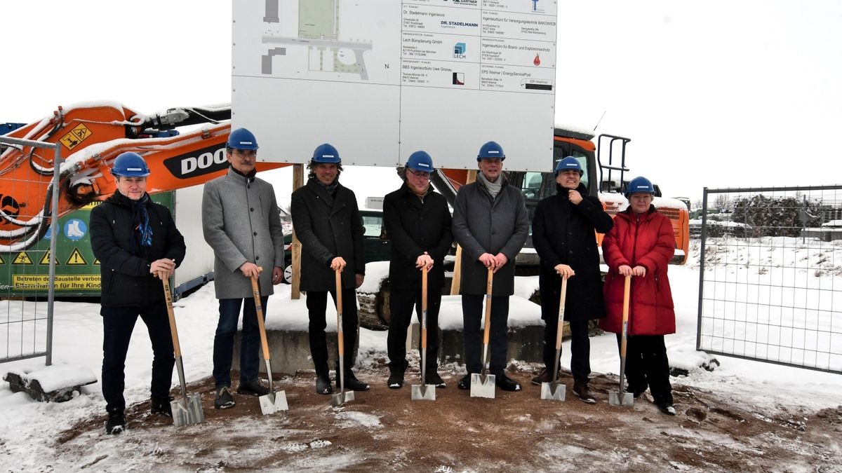 Den symbolischen Spatenstich in Legefeld vollzogen Thomas Brückner, Roland Rennert, Matthias Müller, Michael Weber, Wolfgang Tiefensee, Peter Kleine und Petra Seidel (von links).