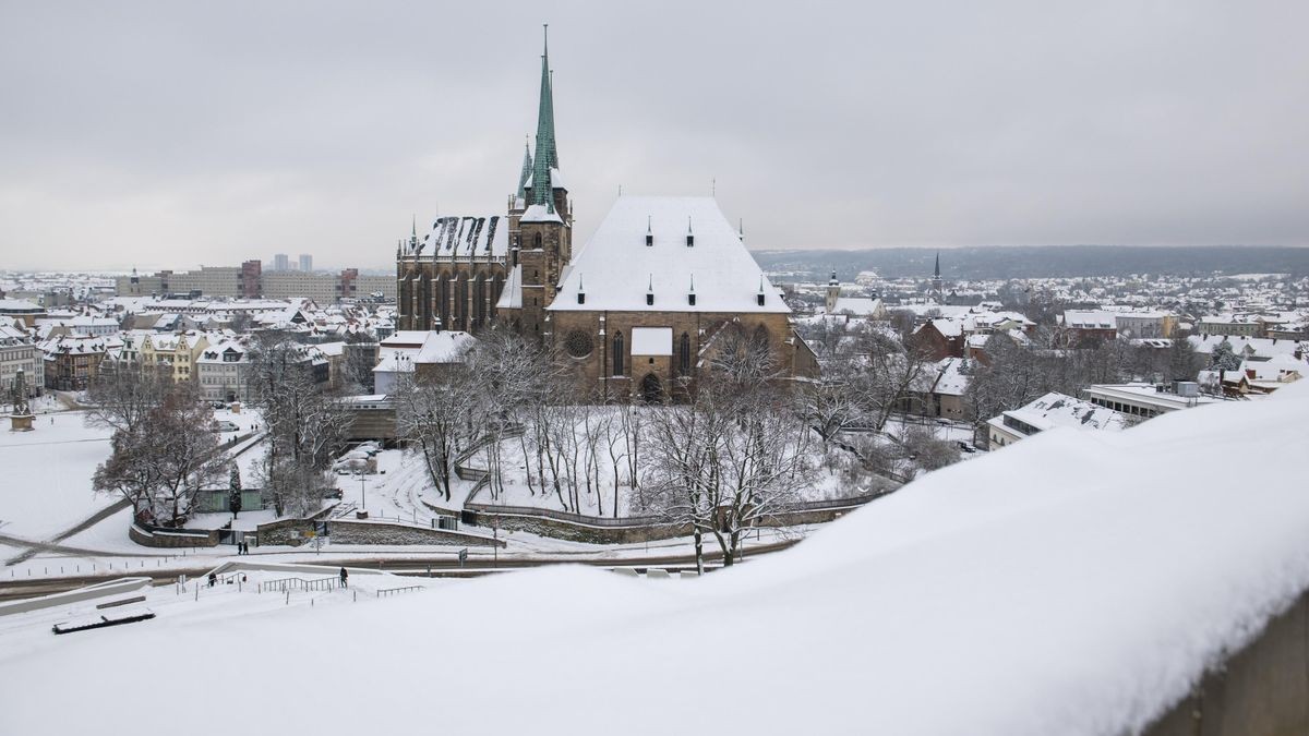 Der anhaltende Schneefall hat auch die Thüringer Landeshauptstadt Erfurt in eine Winterlandschaft verwandelt. Schnee und Eis haben seit Mittwoch in weiten Teilen Deutschlands zu vielen Unfällen und starken Verkehrsbehinderungen geführt.