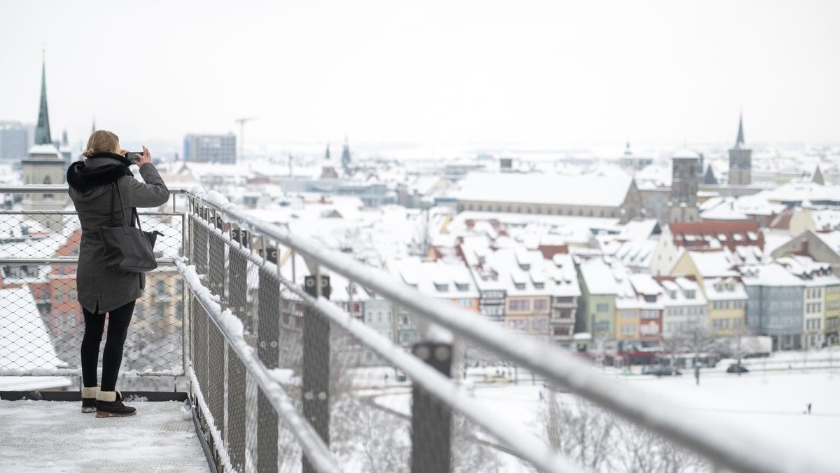 Der anhaltende Schneefall hat auch die Thüringer Landeshauptstadt Erfurt in eine Winterlandschaft verwandelt. Schnee und Eis haben seit Mittwoch in weiten Teilen Deutschlands zu vielen Unfällen und starken Verkehrsbehinderungen geführt.