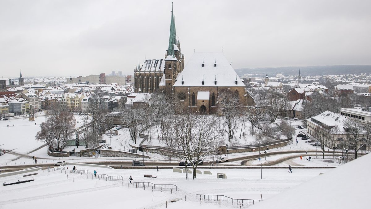 18/01/2024-Erfurt: Der anhaltende Schneefall hat auch die Thüringer Landeshauptstadt Erfurt in eine Winterlandschaft verwandelt. Schnee und Eis haben seit Mittwoch in weiten Teilen Deutschlands zu vielen Unfällen und starken Verkehrsbehinderungen geführt. (Foto: Sascha Fromm / Thueringer Allgemeine)