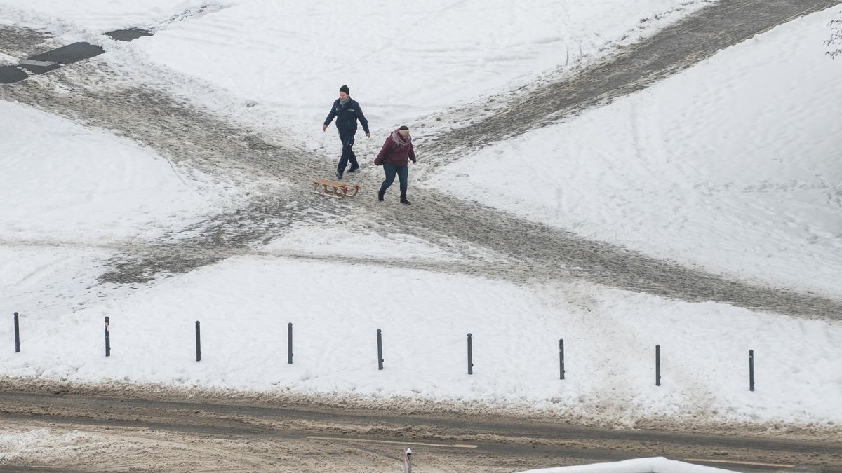 Der anhaltende Schneefall hat auch die Thüringer Landeshauptstadt Erfurt in eine Winterlandschaft verwandelt. Schnee und Eis haben seit Mittwoch in weiten Teilen Deutschlands zu vielen Unfällen und starken Verkehrsbehinderungen geführt.