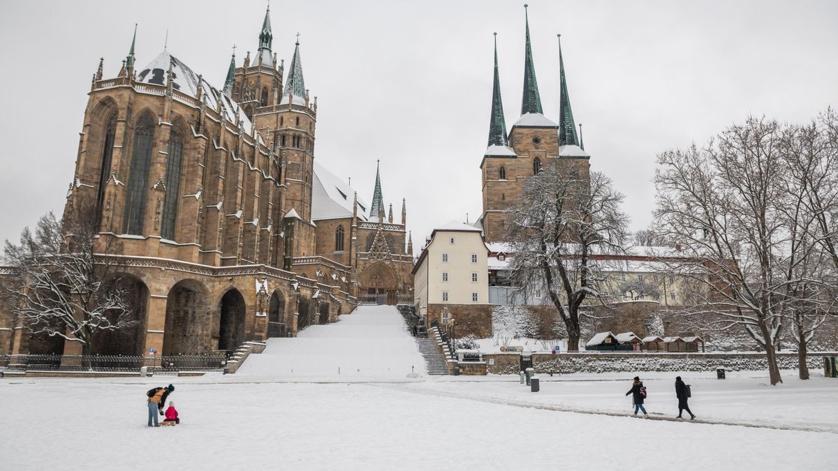 Schnee und Eis haben seit Mittwoch in weiten Teilen Deutschlands zu vielen Unfällen und starken Verkehrsbehinderungen geführt.