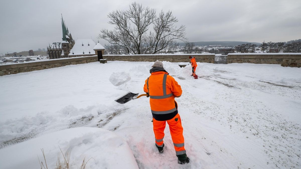 Der anhaltende Schneefall hat auch die Thüringer Landeshauptstadt Erfurt in eine Winterlandschaft verwandelt. Schnee und Eis haben seit Mittwoch in weiten Teilen Deutschlands zu vielen Unfällen und starken Verkehrsbehinderungen geführt.