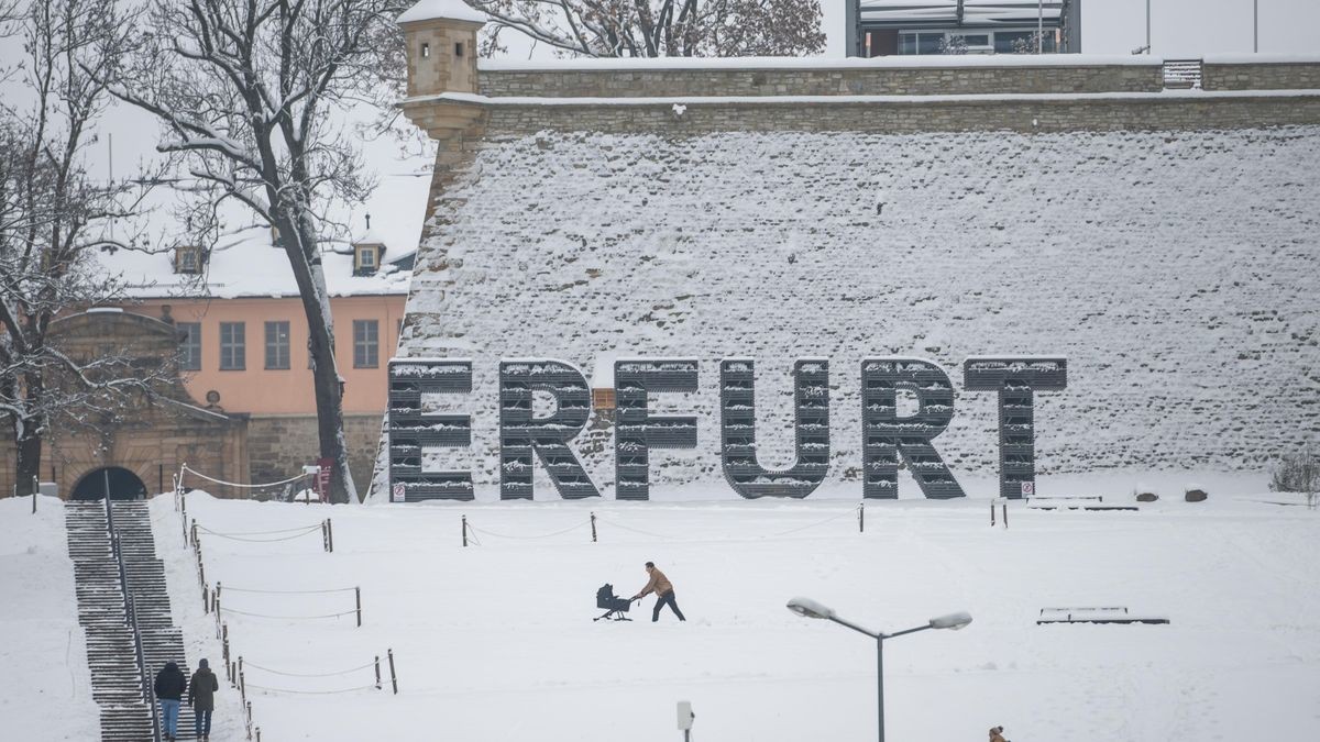 Der anhaltende Schneefall hat auch die Thüringer Landeshauptstadt Erfurt in eine Winterlandschaft verwandelt. Schnee und Eis haben seit Mittwoch in weiten Teilen Deutschlands zu vielen Unfällen und starken Verkehrsbehinderungen geführt.