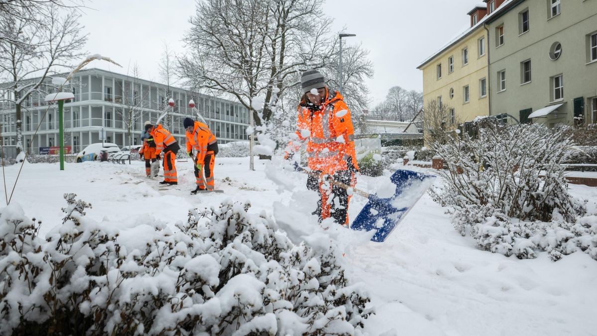 Mitarbeiter vom Erfurter Garten- und Friedhofsamt (im Foto) befreien am Nachmittag Gewege vom Schnee.