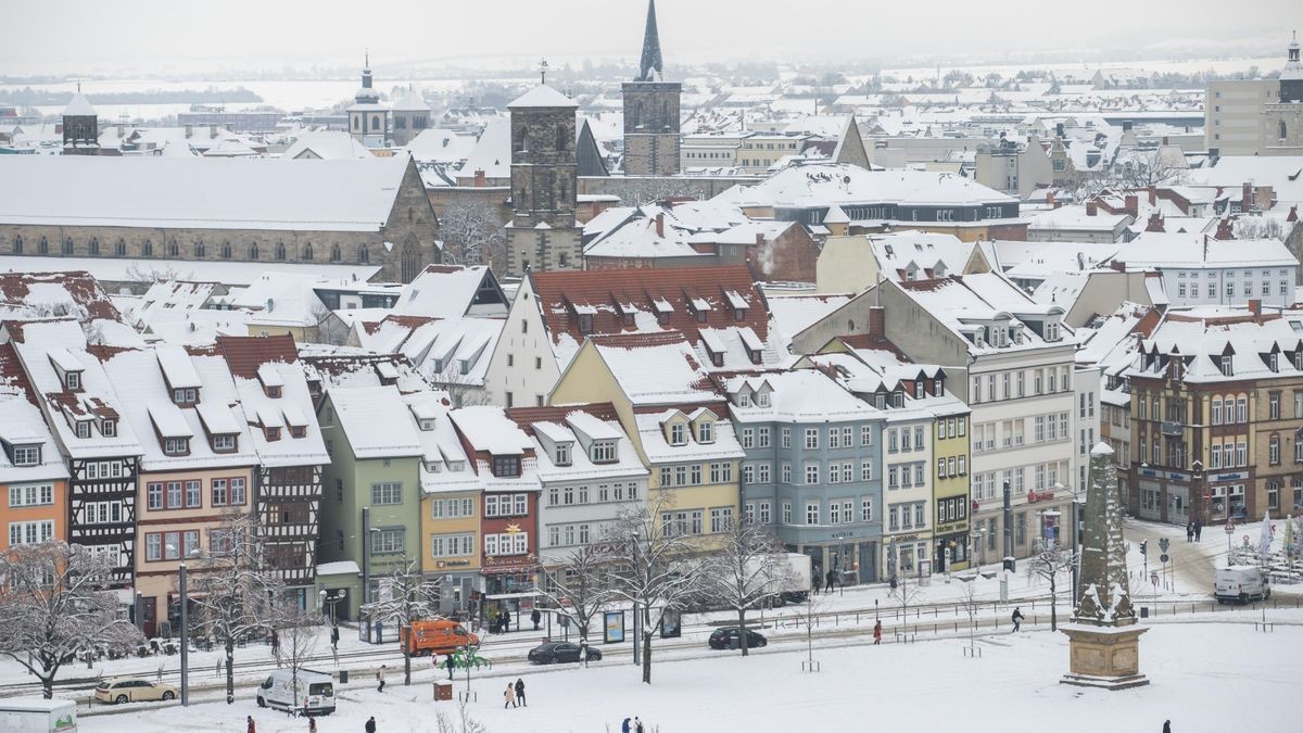 Weiße Dächer überall, eine dicke Schneeschicht hat sich über die Landeshauptstadt gelegt.