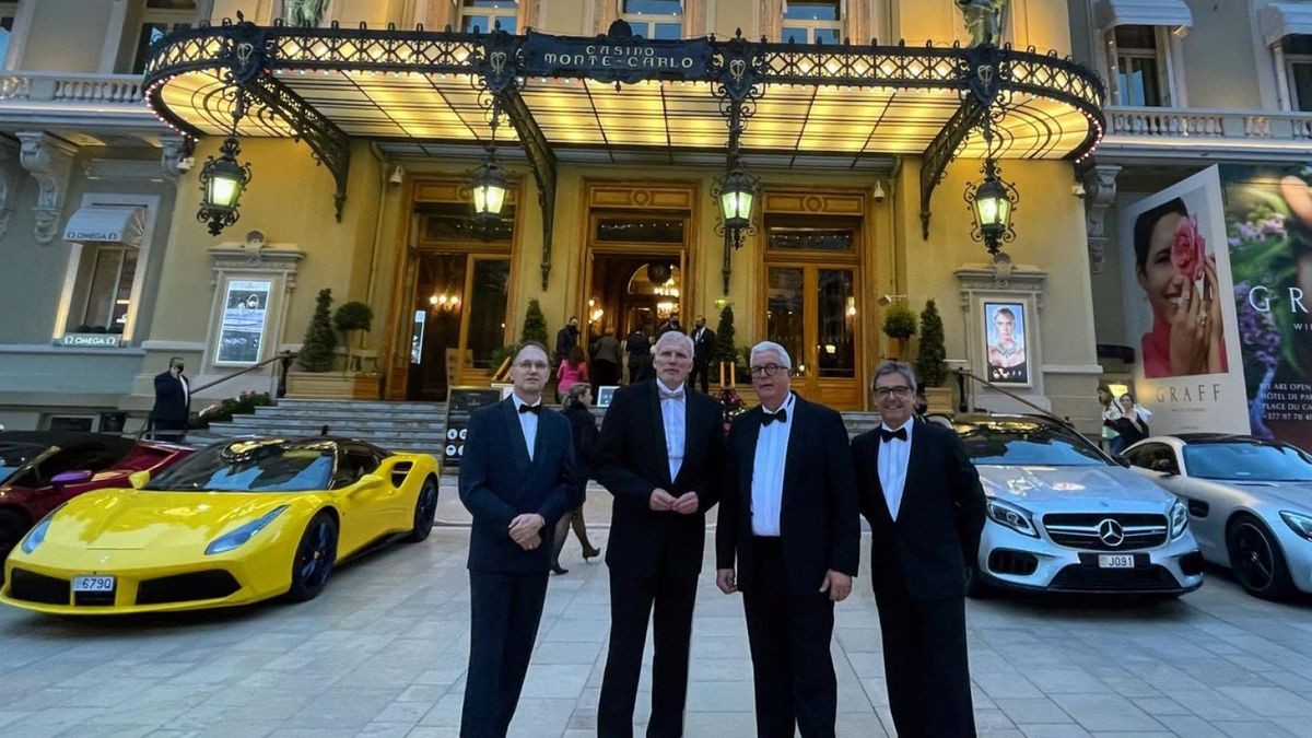 Als man sich noch im Glanz des Generalintendanten sonnte (von links nach rechts): Kulturdezernent Tobias Knoblich, Oberbürgermeister Andreas Bausewein mit Guy Montavon in Monte Carlo. Rechts Bühnenbildner Hank Irwin Kittel.