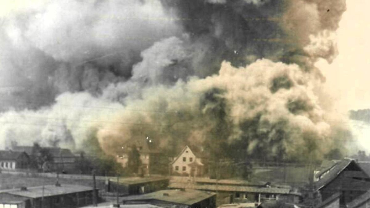 Vor 77 Jahren sind Stollen im Kohnstein gesprengt worden. Die Aufnahme entstand 1947 vom Kirchberg aus und ermöglicht den Blick auf die damalige Nordhäuser Straße in Niedersachswerfen.