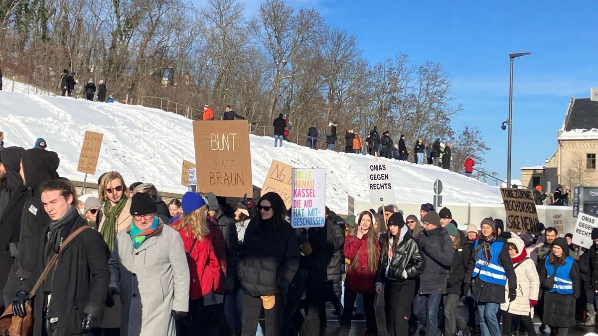 Gegen 13 Uhr setzte sich der Demonstrationszug in Bewegung. Vom Domplatz ging es zunächst übers Lauentor zum Brühl.