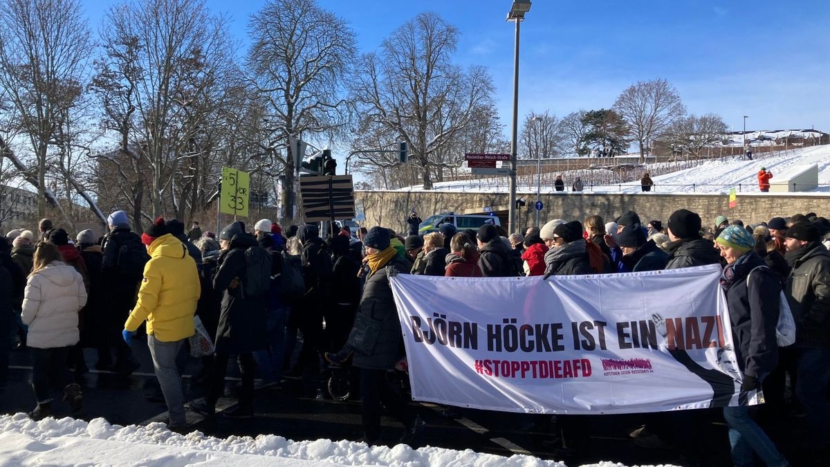 Gegen 13 Uhr setzte sich der Demonstrationszug in Bewegung. Vom Domplatz ging es zunächst übers Lauentor zum Brühl.