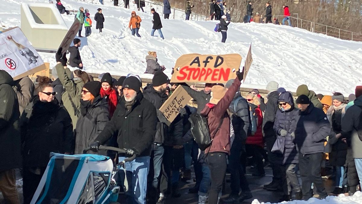 Gegen 13 Uhr setzte sich der Demonstrationszug in Bewegung. Vom Domplatz ging es zunächst übers Lauentor zum Brühl.