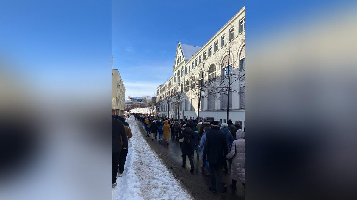 Gegen 13 Uhr setzte sich der Demonstrationszug in Bewegung. Vom Domplatz ging es zunächst übers Lauentor zum Brühl.