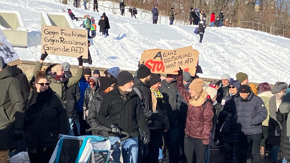 Gegen 13 Uhr setzte sich der Demonstrationszug in Bewegung. Vom Domplatz ging es zunächst übers Lauentor zum Brühl.