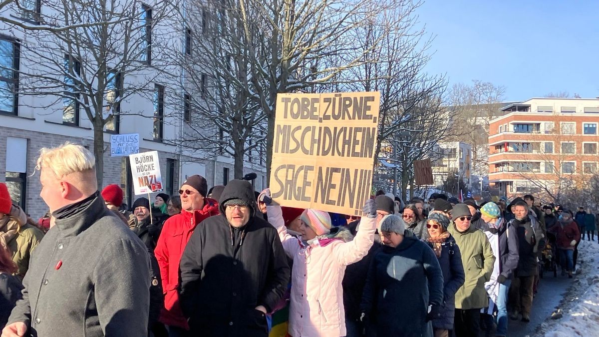 Weiter ging es vom Technischen Rathaus zum Gothaer Platz. Derzeit geht man von etwa 6000 Teilnehmer aus. 