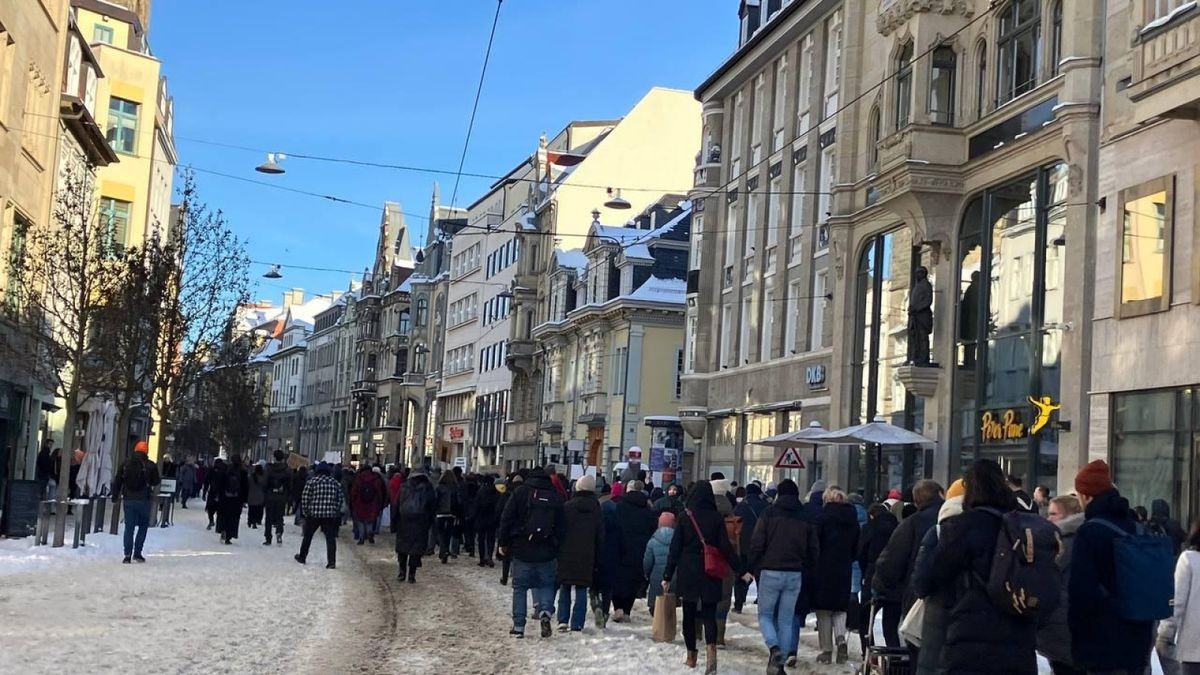 Gegen 14.40 Uhr kommt der Demonstrationszug auf dem Anger an.