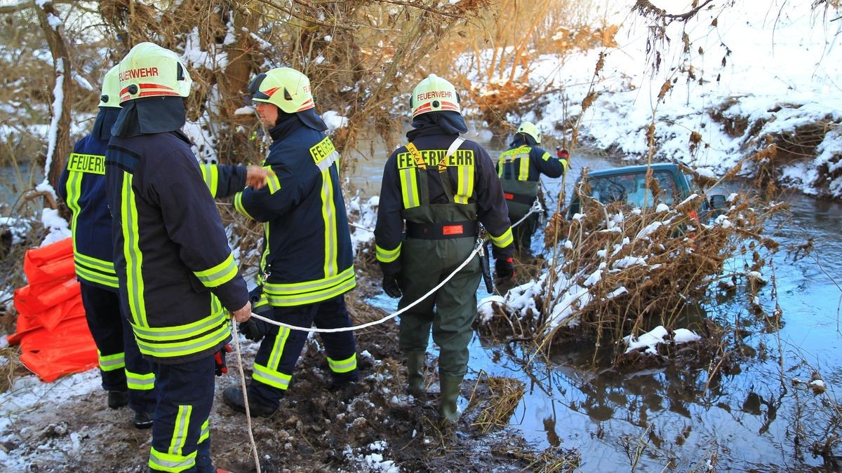 Die Feuerwehr steht am Samstag am Fluss Helme in der Nähe von Heringen.