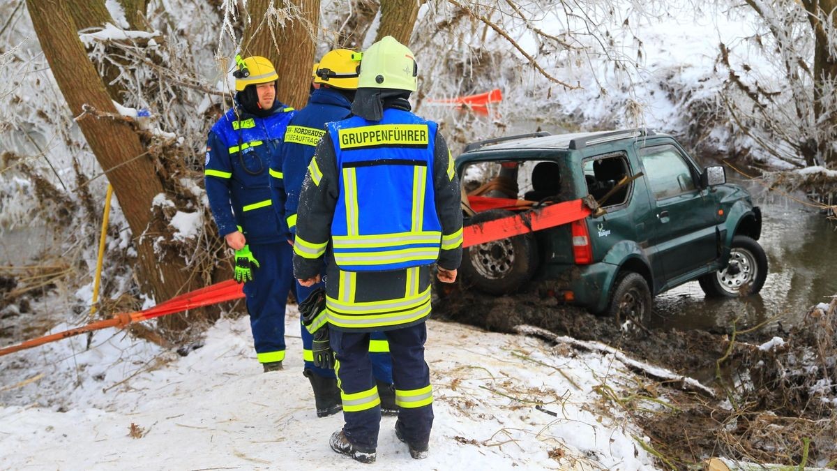 Am Sonntagmorgen trafen sie die Kameraden der Feuerwehr Heringen und des THW Ortsverband Nordhausen, um gemeinsam das am Samstagnachmittag in die Helme gestürzte Auto zu bergen.