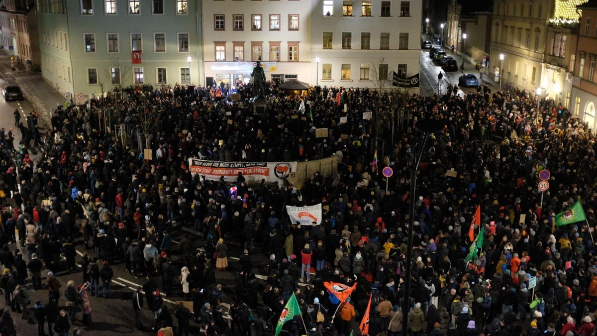 Auf Initiative von Weimarer Studierenden versammelten sich am Montagabend rund 3000 Menschen auf dem Weimarer Wielandplatz, um ein Zeichen gegen rechts und für Demokratie zu setzen.