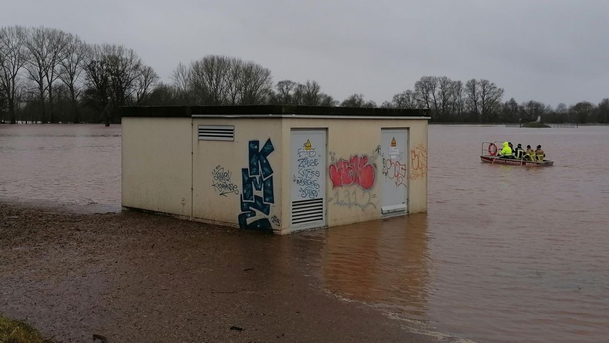 Die alte Trafostation bei Bielen war  während des Weihnachtshochwassers für die Mitarbeiter des Nordhäuser Wasserverbandes nur mit dem Boot erreichbar. Die neue Trafostation stand aber im Trockenen.