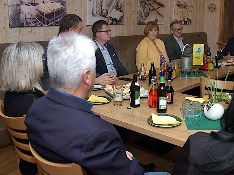 Minister spricht in Heichelheim mit regionalen Unternehmern