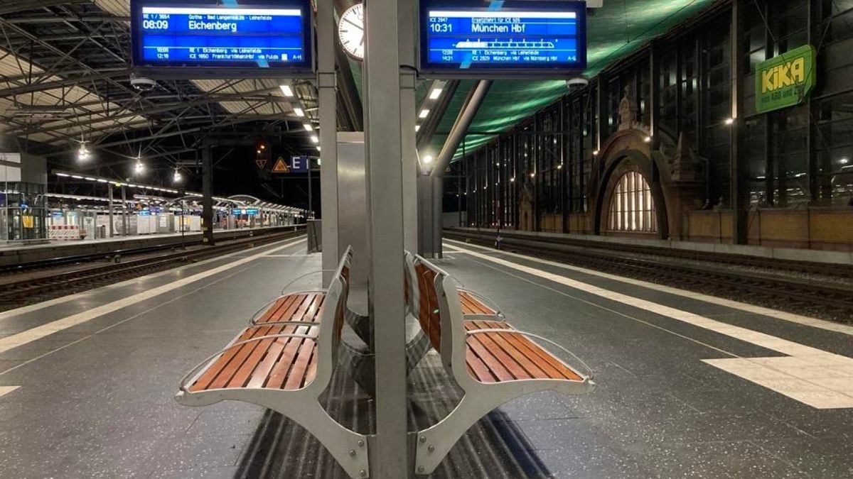 Leerer Bahnsteig am Mittwochmorgen im Erfurter Hauptbahnhof. Der Fern- und Regionalverkehr wird in den kommenden Tagen bestreikt.