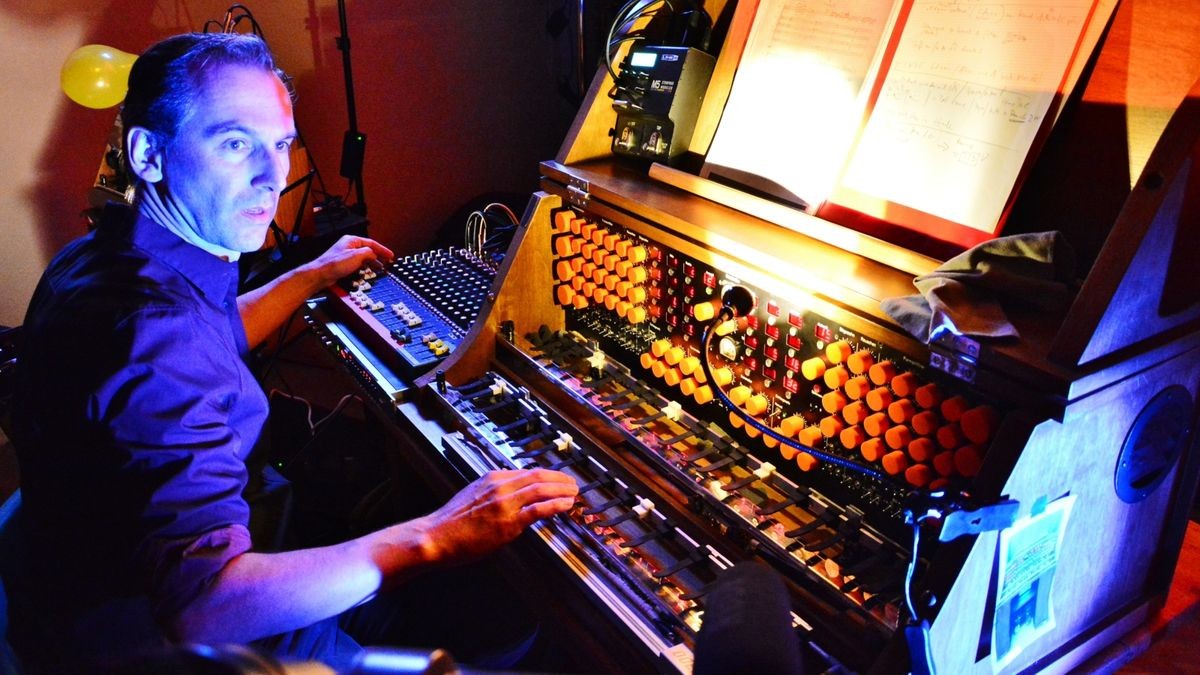 Peter Pichler spielt zu „Das Cabinett des Dr. Caligari“ am Trautonium (Archivbild).