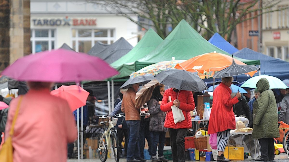 Zelte und Schirme bestimmten das Bild beim Frühlingsflohmarkt auf dem Gothaer Neumarkt im Vorjahr.