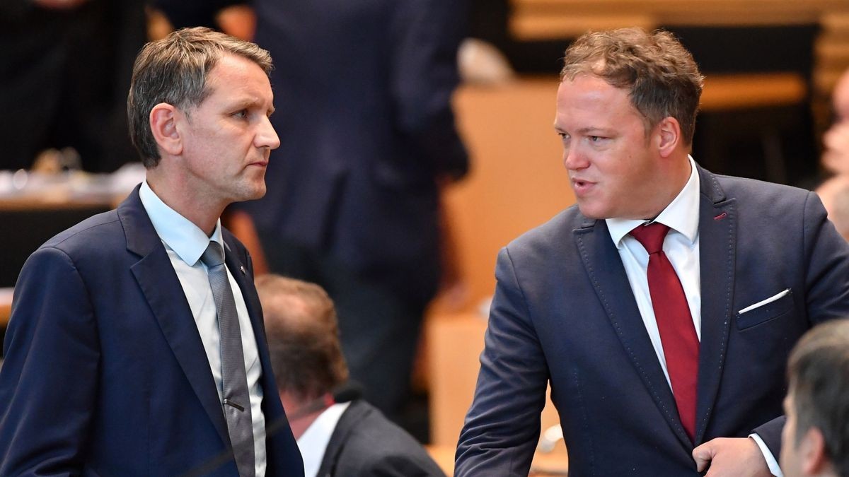 Thüringens CDU-Landespartei- und Fraktionschef Mario Voigt (r.) und AfD-Landeschef Björn Höcke (l.) im Gespräch im Thüringer Landtag in Erfurt (Archivbild).