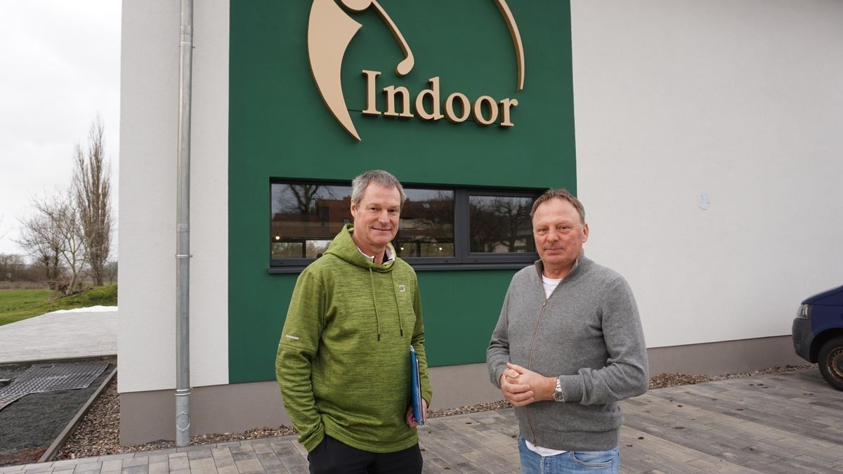 Andreas Meyer, Präsident des Golfvereins, und Golfpark-Betreiber Reimond Watterodt, stehen vor dem Gebäude, in dem die neue Indoor-Anlage untergebracht ist. Das Logo auf der Außenfassade hat Vereinspräsident Andreas Meyer entworfen.