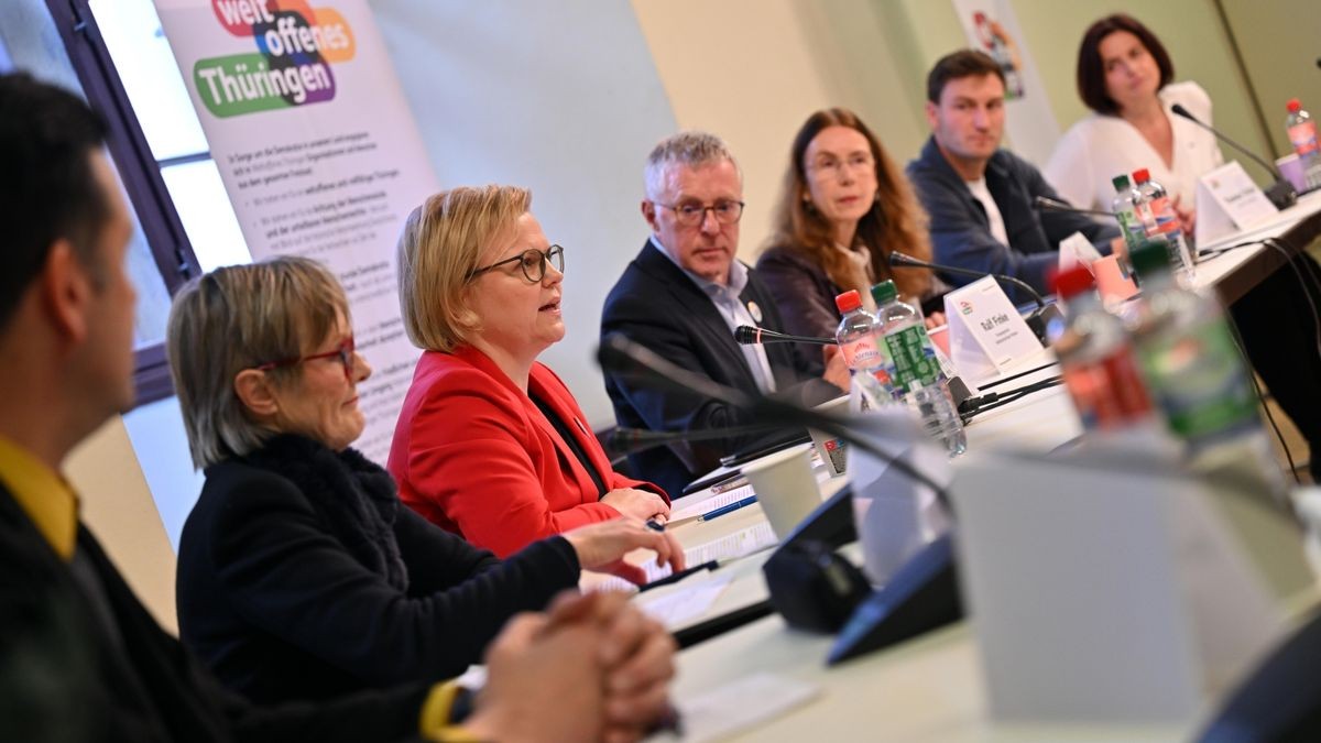 Das Bündnis „Weltoffenes Thüringen“ gegen Ausgrenzung, Vorurteile und Hass hat mit einer Auftaktveranstaltung in Jena seine Arbeit offiziell aufgenommen.