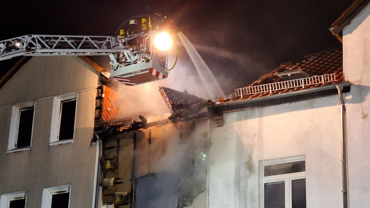 Ein Wohnhaus an der Rennbahn unweit des Norma Discounters in Eisenach geriet in der Nacht zu Freitag in Brand. Mehrere Menschen wurden verletzt, alle Bewohner evakuiert.