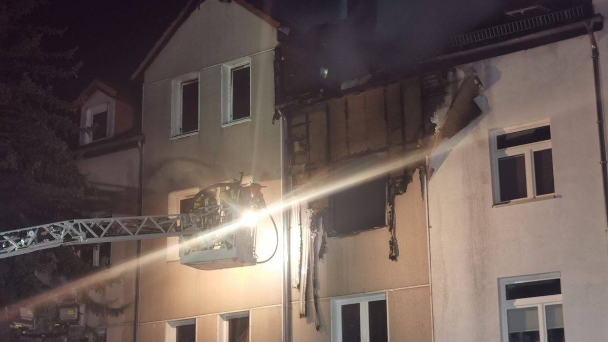 Ein Wohnhaus an der Rennbahn unweit des Norma Discounters in Eisenach geriet in der Nacht zu Freitag in Brand. Mehrere Menschen wurden verletzt, alle Bewohner evakuiert.