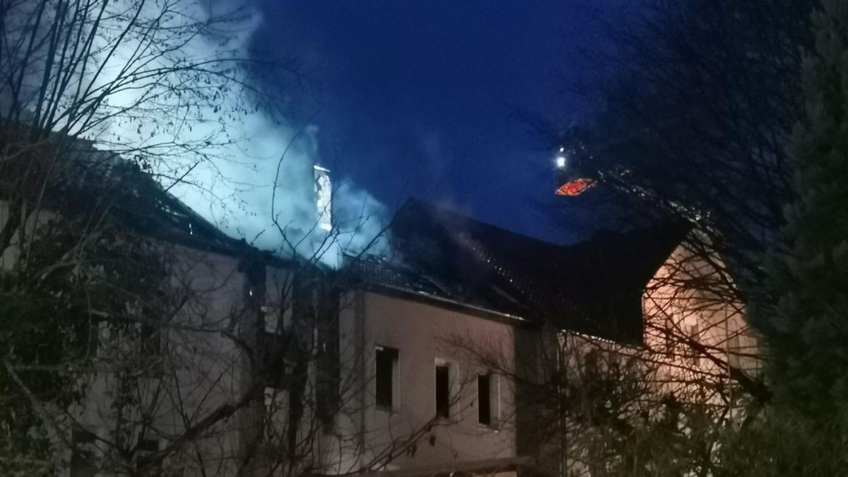 Zwei Bewohner seien vor den Flammen auf das Dach geflüchtet - dort rettete sie die Feuerwehr.