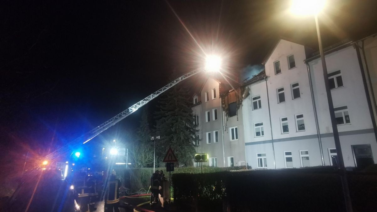 Ein Wohnhaus an der Rennbahn unweit des Norma Discounters in Eisenach geriet in der Nacht zu Freitag in Brand. Mehrere Menschen wurden verletzt, alle Bewohner evakuiert.