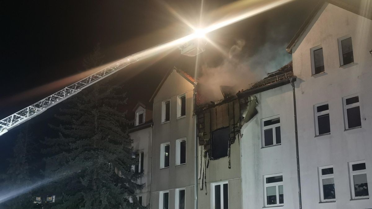 Ein Wohnhaus an der Rennbahn unweit des Norma Discounters in Eisenach geriet in der Nacht zu Freitag in Brand. Mehrere Menschen wurden verletzt, alle Bewohner evakuiert.