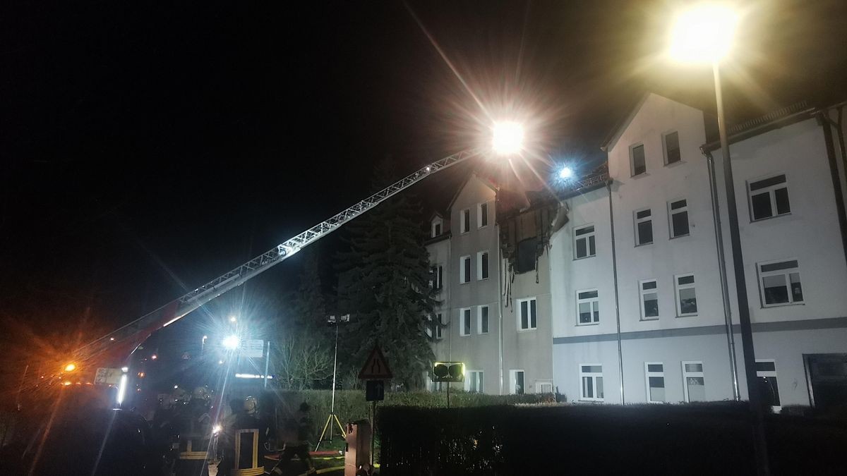 Ein Wohnhaus an der Rennbahn unweit des Norma Discounters in Eisenach geriet in der Nacht zu Freitag in Brand. Mehrere Menschen wurden verletzt, alle Bewohner evakuiert.