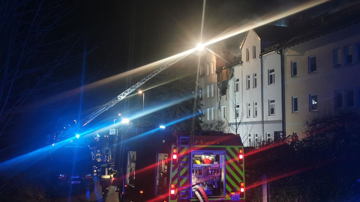 Ein Wohnhaus an der Rennbahn unweit des Norma Discounters in Eisenach geriet in der Nacht zu Freitag in Brand. Mehrere Menschen wurden verletzt, alle Bewohner evakuiert.