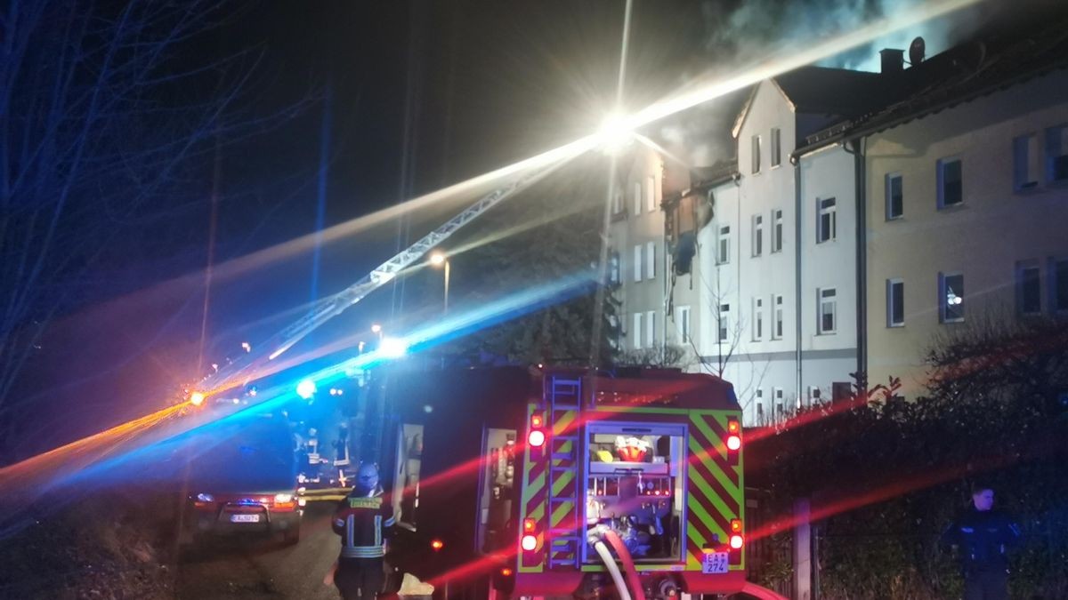 Ein Wohnhaus an der Rennbahn unweit des Norma Discounters in Eisenach geriet in der Nacht zu Freitag in Brand. Mehrere Menschen wurden verletzt, alle Bewohner evakuiert.